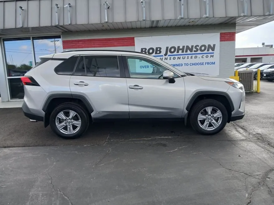2022 Toyota RAV4 Hybrid LE photo 1