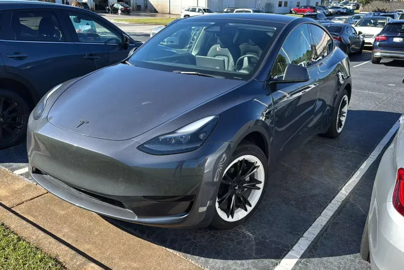 2023 Tesla Model Y Long Range photo 1