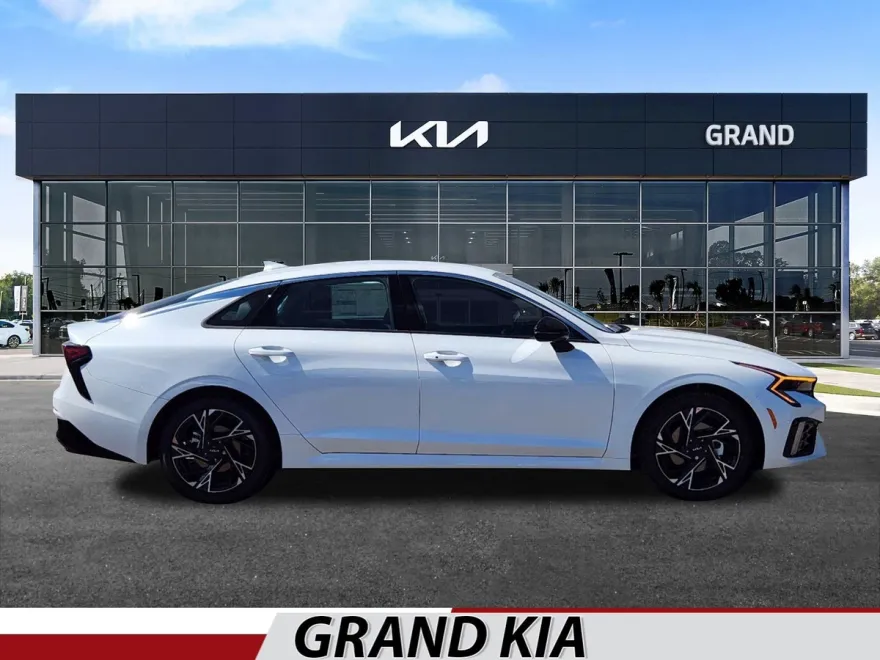 2025 Kia K5 GT-Line photo 1