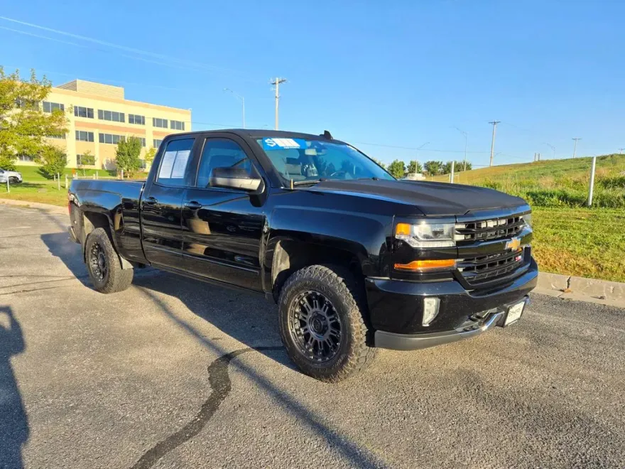 2016 Chevrolet Silverado 1500 LT photo 1