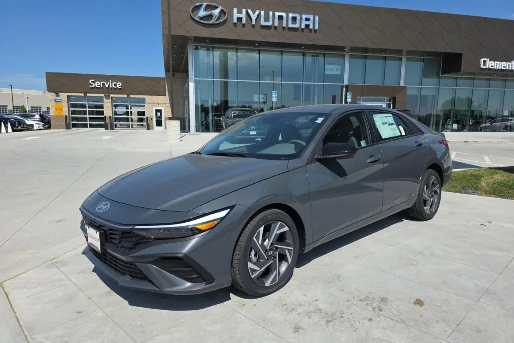 2025 Hyundai Elantra SEL Sport photo 1