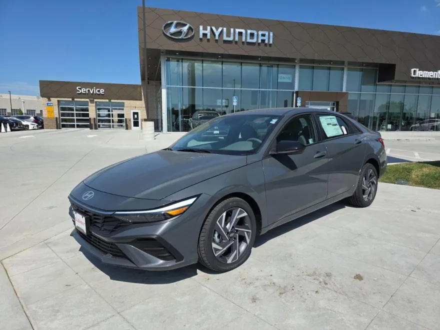 2025 Hyundai Elantra SEL Sport photo 1