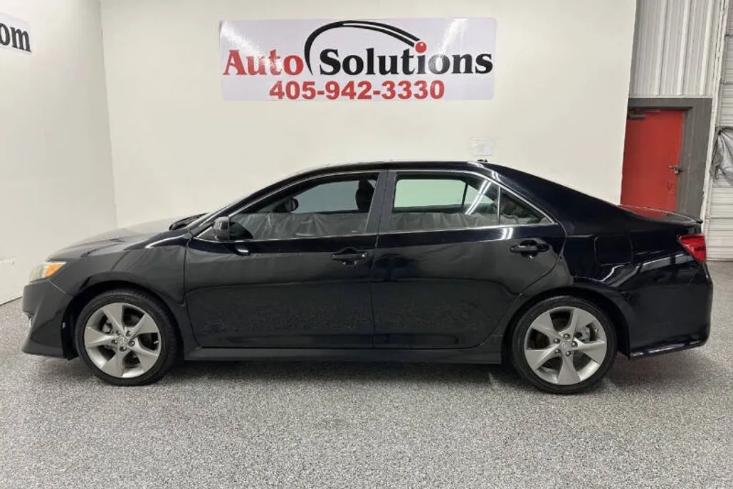 2012 Toyota Camry SE photo 1