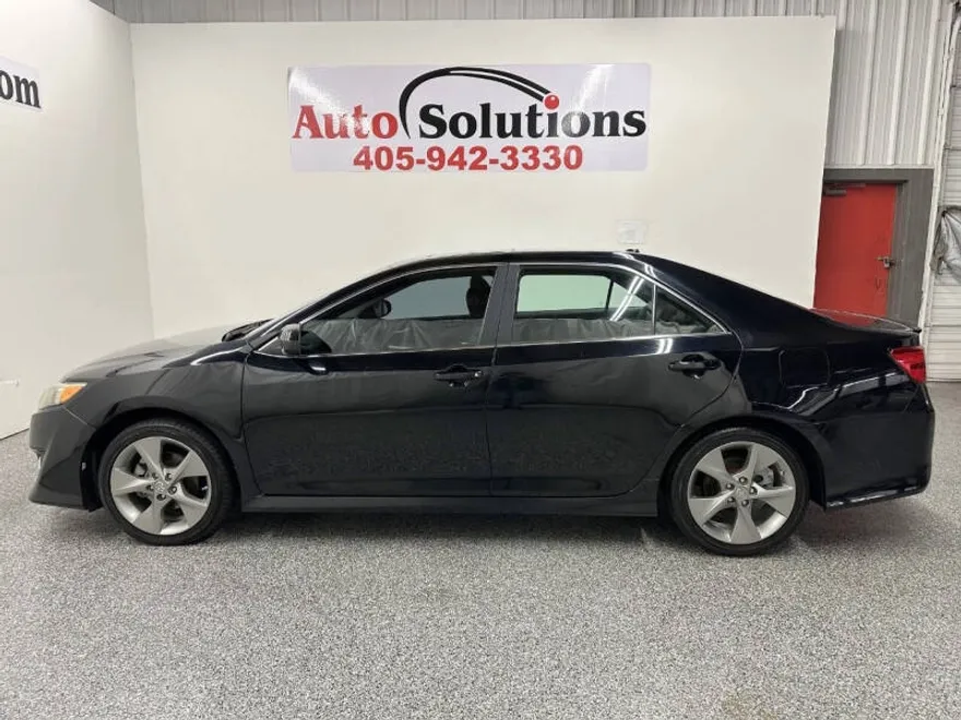2012 Toyota Camry SE photo 1
