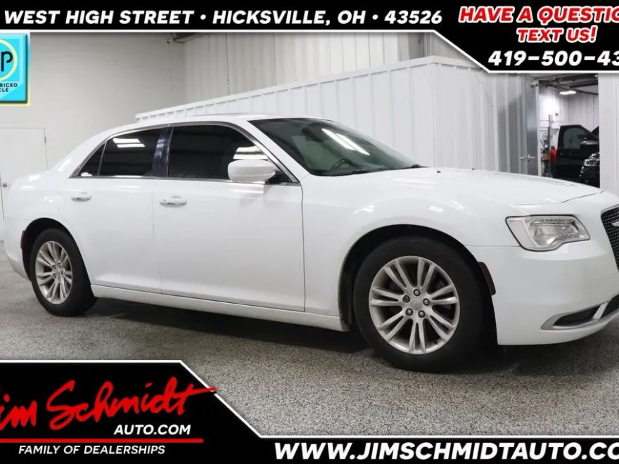 2017 Chrysler 300 Limited photo 1