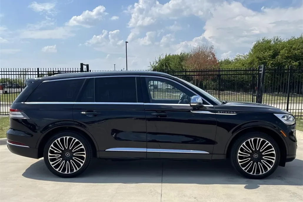 2022 Lincoln Aviator Black Label photo 1