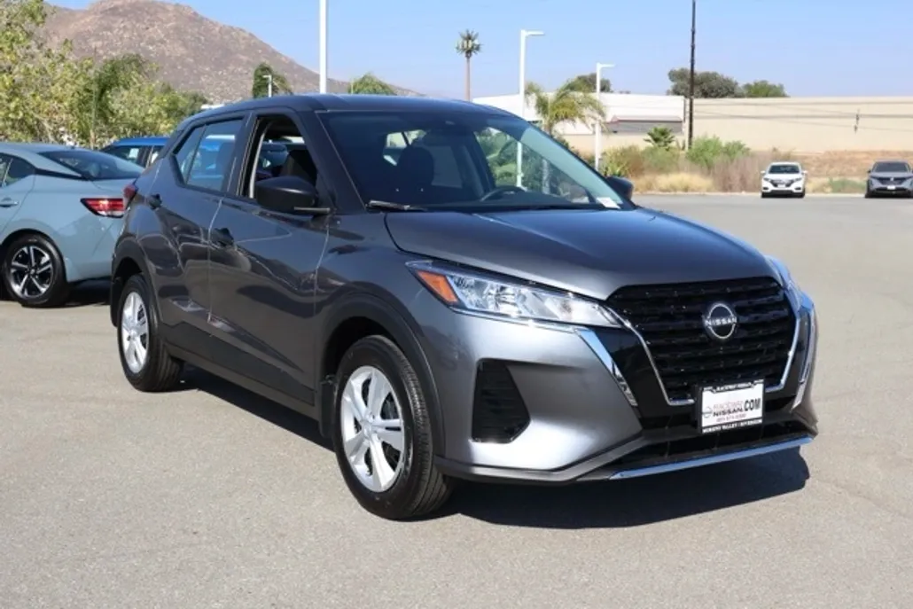 2025 Nissan Kicks Play S photo 1
