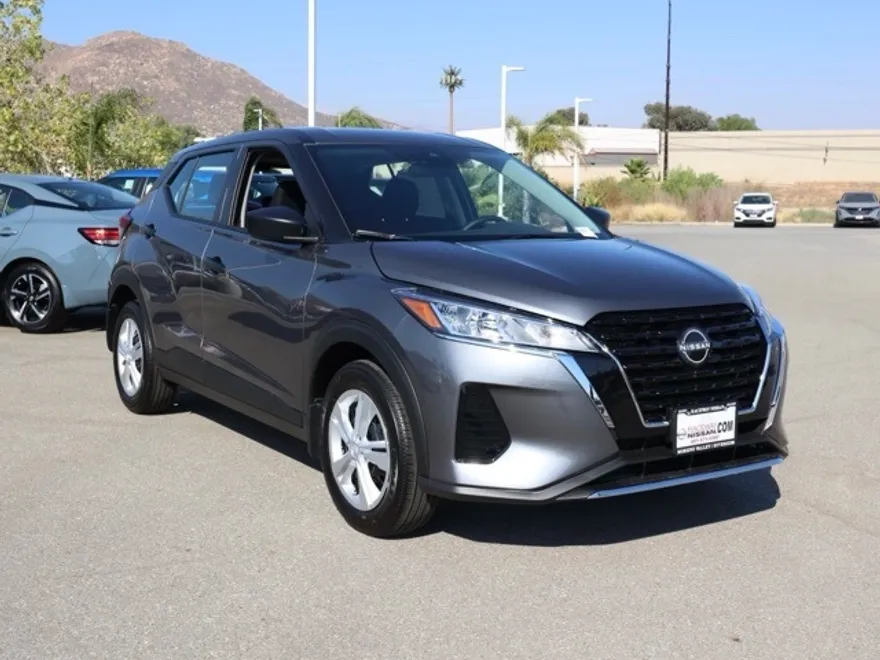 2025 Nissan Kicks Play S photo 1