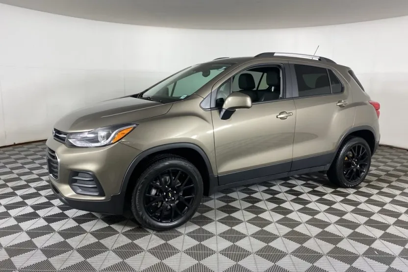 2022 Chevrolet Trax LT photo 1