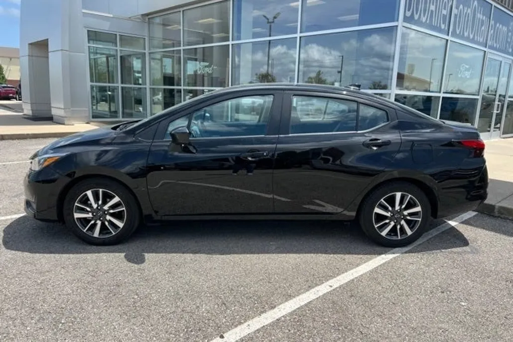 2025 Nissan Versa 1.6 SV photo 1