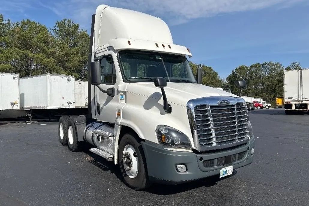 2020 Freightliner Cascadia 125" Sleeper Cab photo 1