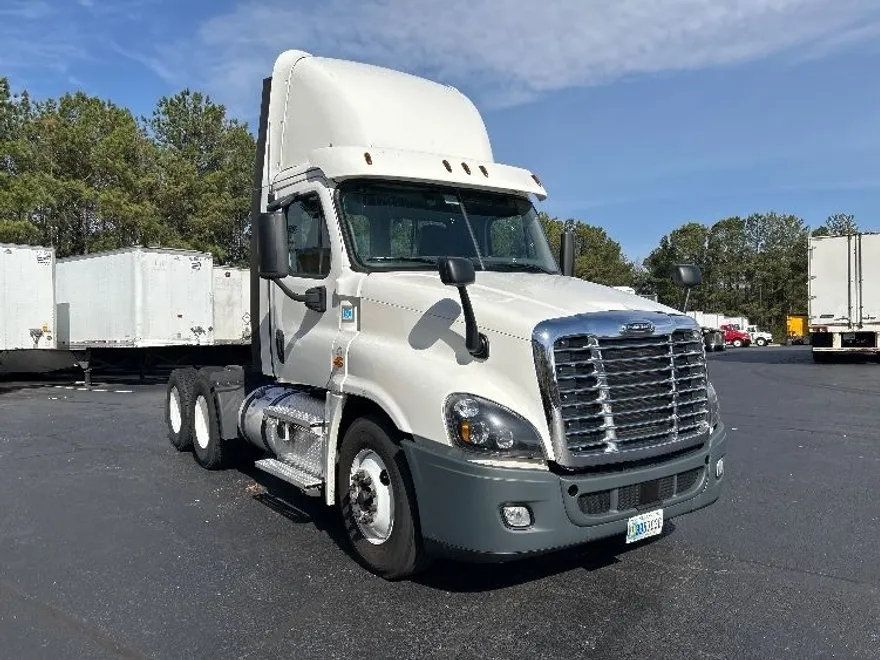 2020 Freightliner Cascadia 125" Sleeper Cab photo 1