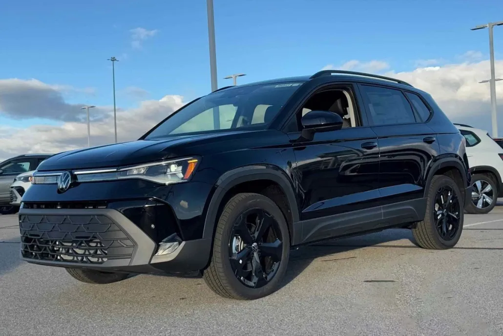 2025 Volkswagen Taos SE photo 1