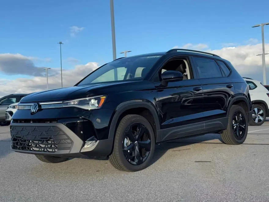 2025 Volkswagen Taos SE photo 1