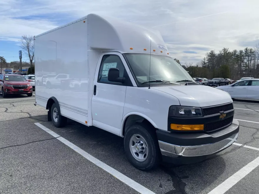 2024 Chevrolet Express Cutaway 3500 photo 1