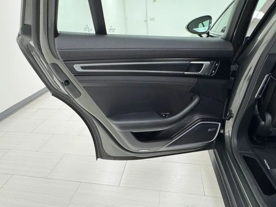 2023 Porsche Panamera 4 Platinum photo 11