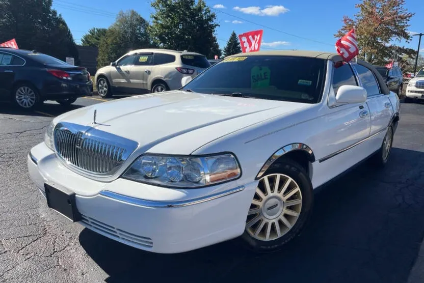 2004 Lincoln Town Car Executive Signature photo 1