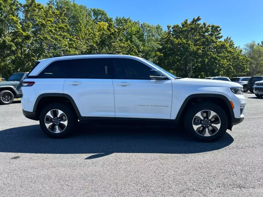 2023 Jeep Cherokee 4xe Base photo 1