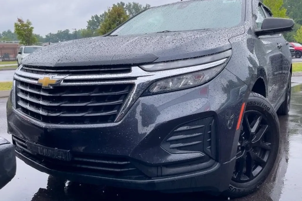 2022 Chevrolet Equinox LS photo 1