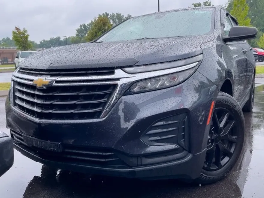 2022 Chevrolet Equinox LS photo 1