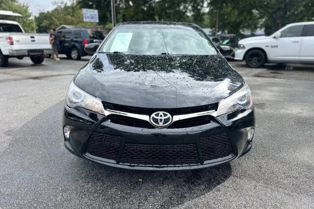 2015 Toyota Camry SE photo 1