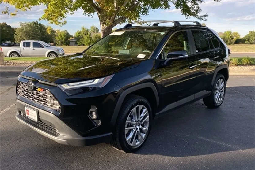 2022 Toyota RAV4 Limited photo 1