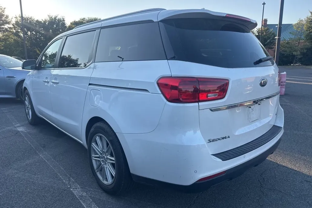 2021 Kia Sedona EX photo 1