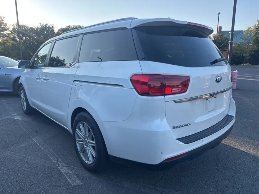 2021 Kia Sedona EX photo 1