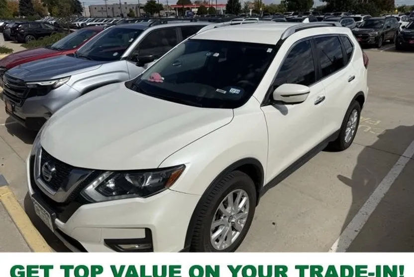 2017 Nissan Rogue SV photo 1