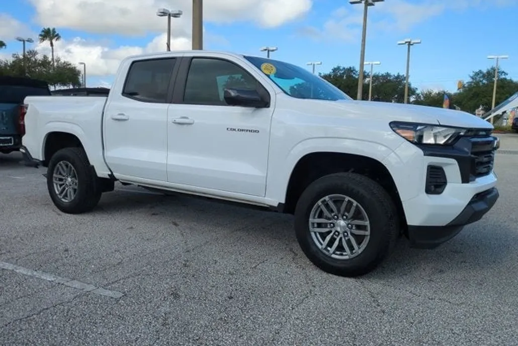 2024 Chevrolet Colorado LT photo 1