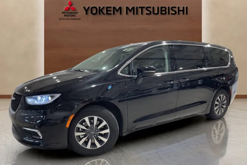 2024 Chrysler Pacifica Hybrid photo 1
