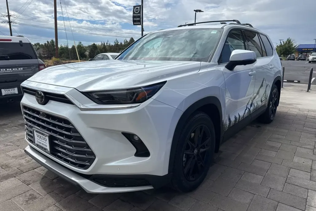 2024 Toyota Highlander Hybrid Platinum photo 1