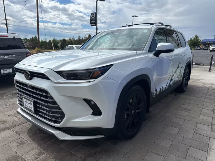 2024 Toyota Highlander Hybrid Platinum photo 1