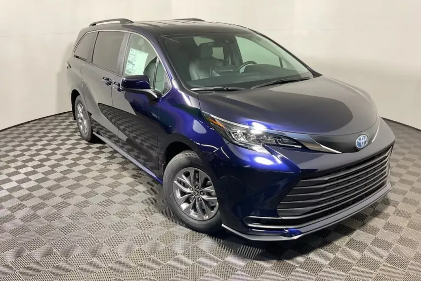2025 Toyota Sienna LE photo 1