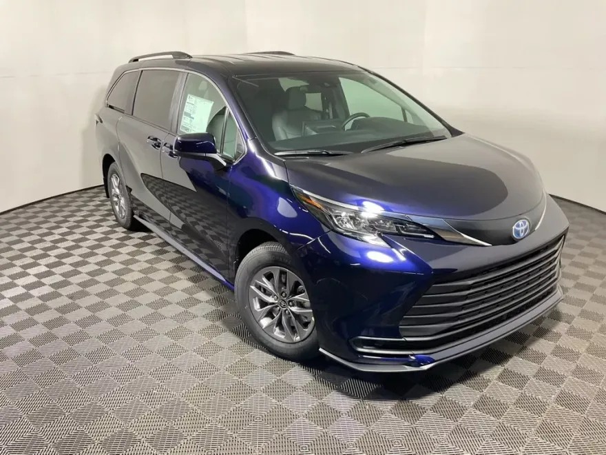 2025 Toyota Sienna LE photo 1