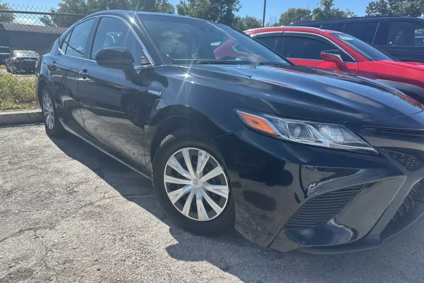 2020 Toyota Camry Hybrid LE photo 1