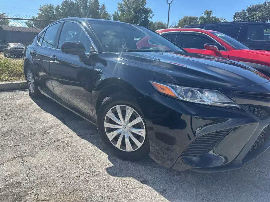 2020 Toyota Camry Hybrid LE photo 1