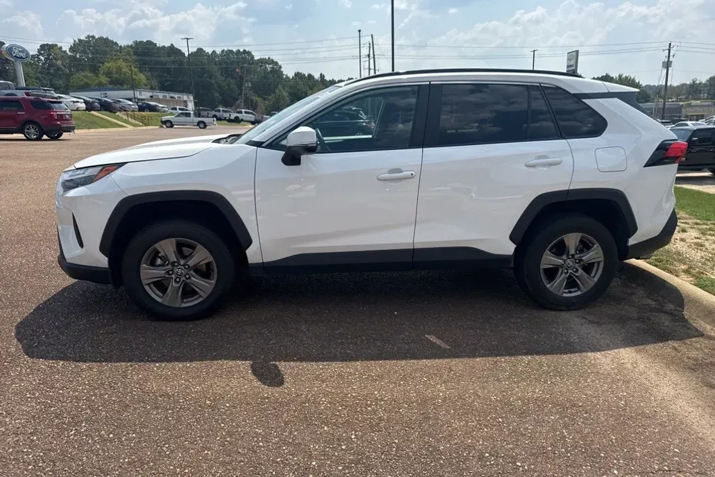 2024 Toyota RAV4 XLE photo 1