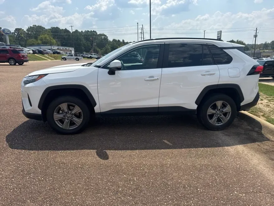 2024 Toyota RAV4 XLE photo 1