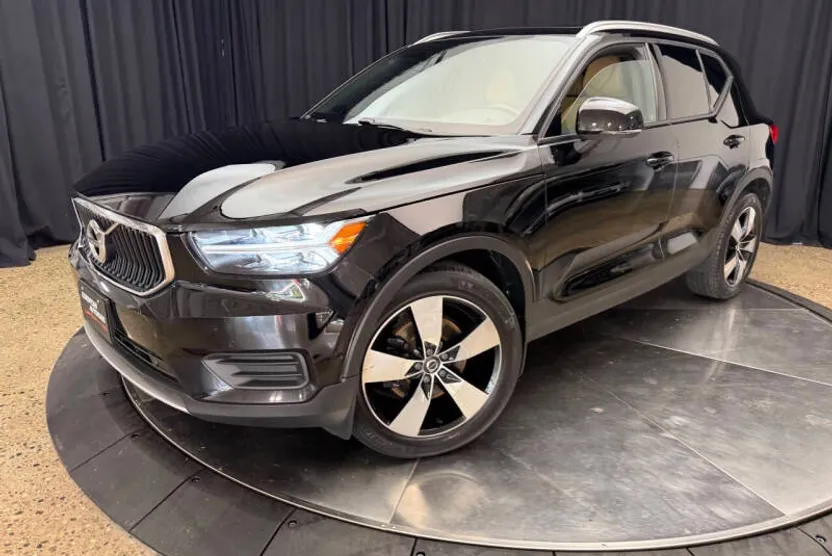 2019 Volvo XC40 T5 Momentum photo 1
