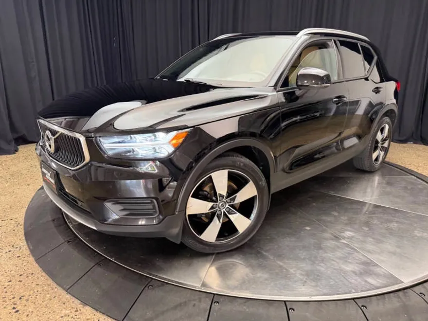 2019 Volvo XC40 T5 Momentum photo 1