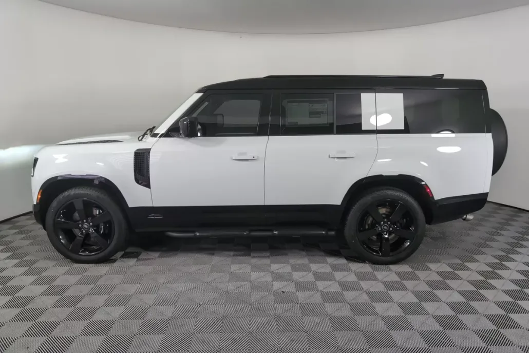 2025 Land Rover Defender 130 V8 photo 1