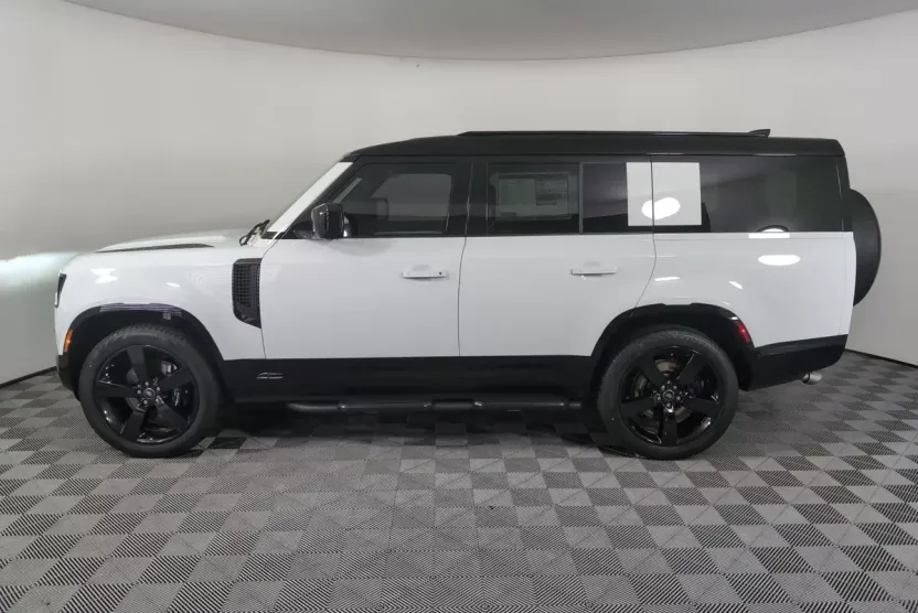 2025 Land Rover Defender 130 V8 photo 1