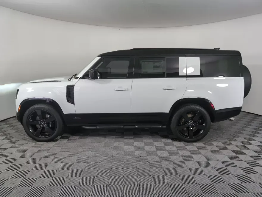 2025 Land Rover Defender 130 V8 photo 1