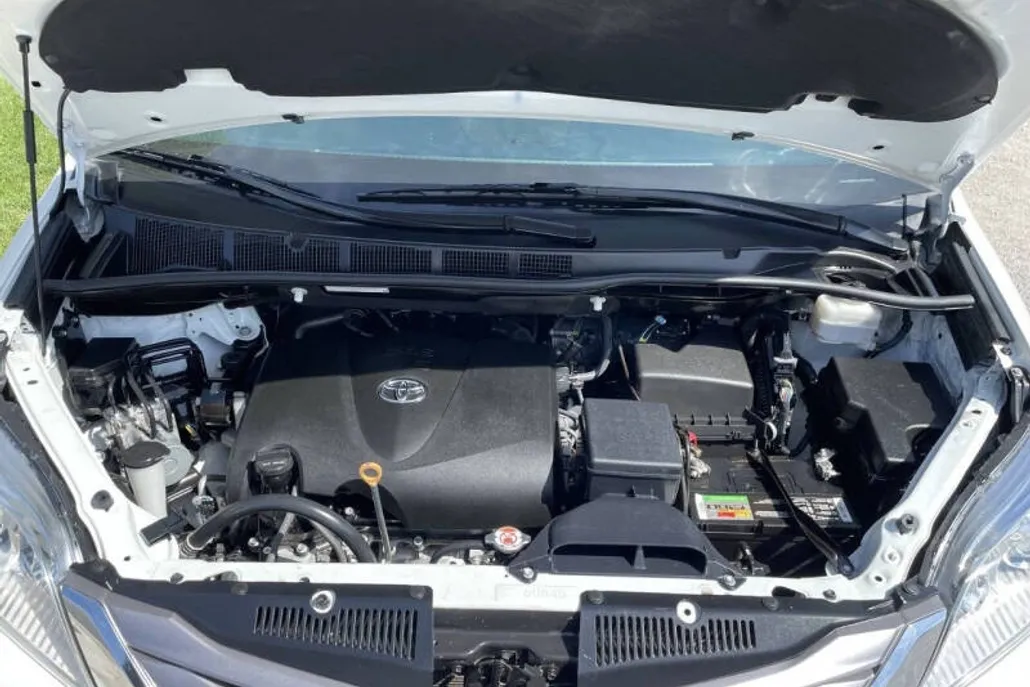 2017 Toyota Sienna XLE photo 1