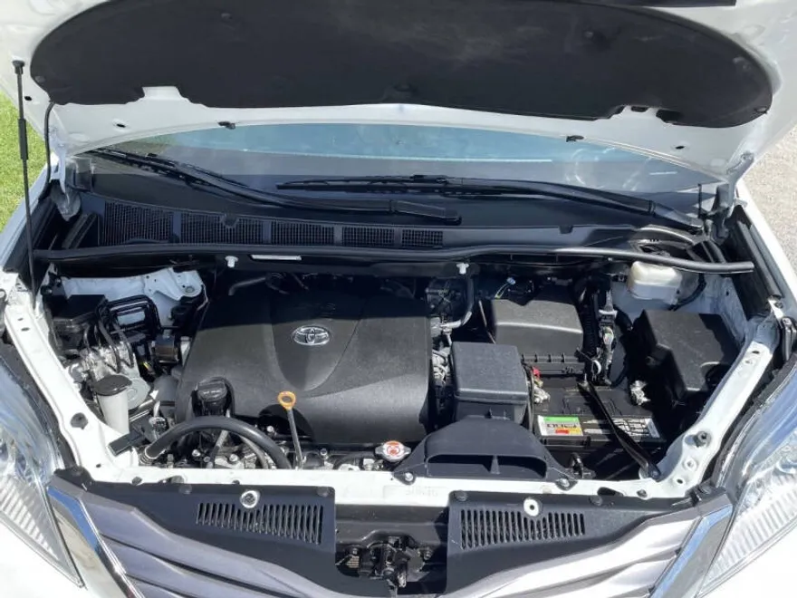 2017 Toyota Sienna XLE photo 1
