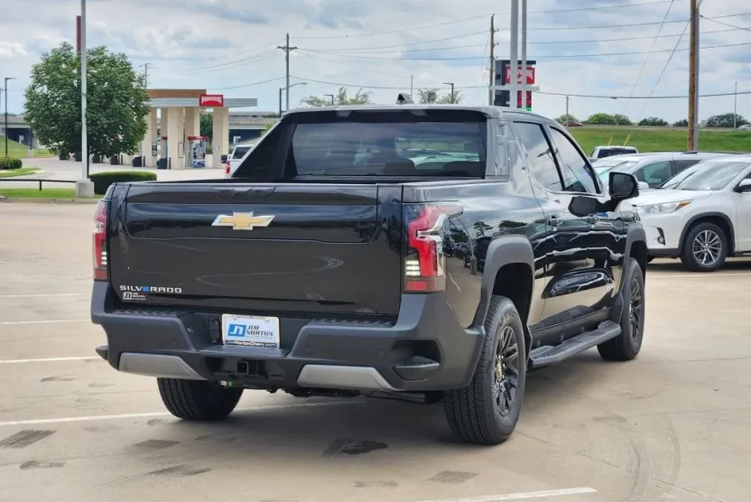 2026 Chevrolet Silverado photo 1