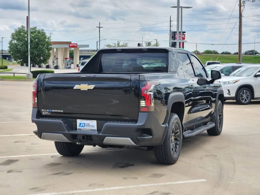 2026 Chevrolet Silverado photo 1