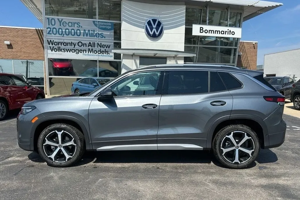 2025 Volkswagen Tiguan SE photo 1