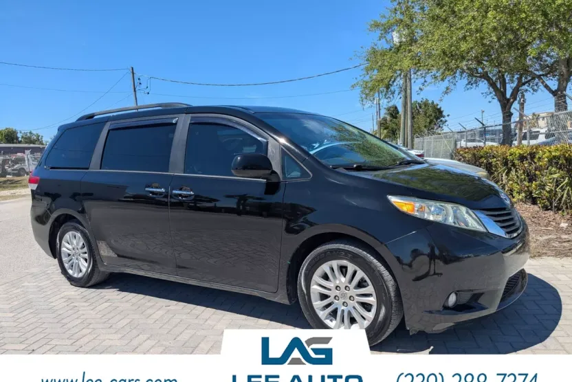 2014 Toyota Sienna XLE photo 1